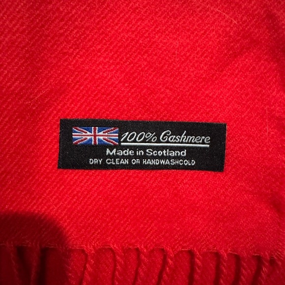 Luxurious Red Cashmere Scarf - Picture 3 of 3